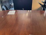 une photo d'une table de réunion en bois dans un bureau