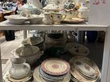 de nombreuses assiettes et bols sur une étagère dans un magasin