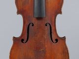 un vieux violon avec un archet sur fond gris