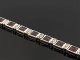 un gros plan d'un bracelet orné de diamants sur un fond noir