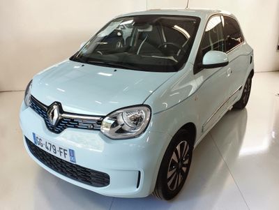 une voiture bleue garée dans une pièce blanche