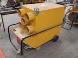 une machine jaune posée sur un chariot