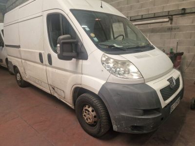une camionnette blanche garée dans un garage