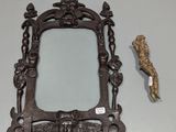 un miroir et une statue posés sur une table