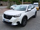 une voiture blanche garée dans un parking