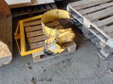 une pile de palettes posée par terre à côté d'une pile de bois
