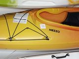 trois kayaks accrochés au mur les uns à côté des autres