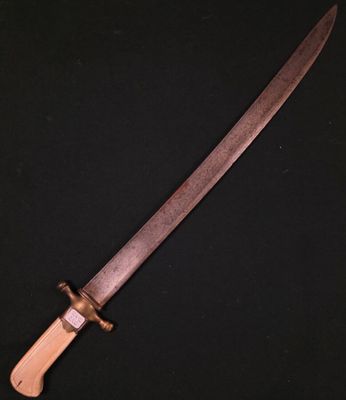 un couteau avec un manche en bois sur fond noir