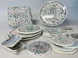de nombreuses assiettes et bols ornés de motifs variés