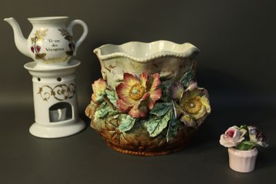 two vases that are sitting next to each other on a table