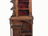 un vieux vaisselier en bois avec une porte vitrée et des étagères