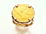 une bague en or surmontée d'une pièce de monnaie