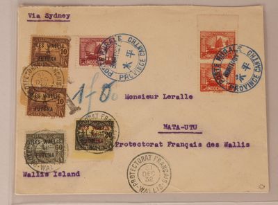 une vieille carte postale sur laquelle sont collés de nombreux timbres