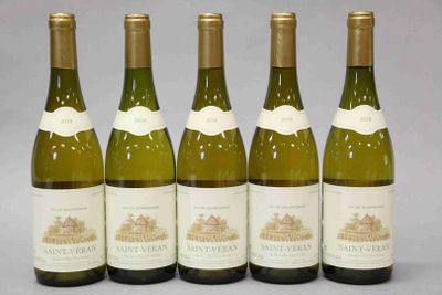 six bouteilles de vin sont alignées dans une rangée