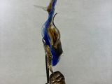 statue d'un oiseau sur un rocher sur fond blanc