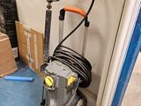 une image représentant une pièce dans laquelle se trouve un aspirateur