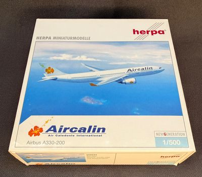 une boîte sur laquelle figure l'image d'un avion