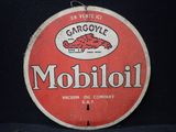 un panneau rouge et blanc sur lequel est inscrit « mobiloi »