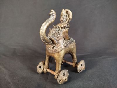 figurine en laiton représentant une femme à cheval, avec un oiseau sur le dos de l'animal