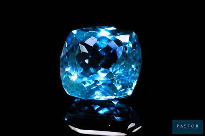 gros plan d'un diamant bleu sur une surface noire