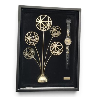 une photo représentant une horloge et une montre dans un cadre-vitrine