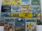 un grand nombre de livres posés sur une table blanche