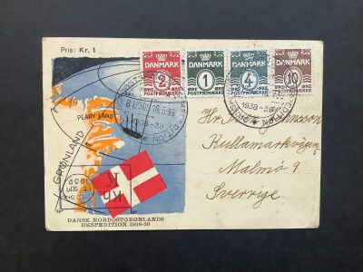 une vieille carte postale sur laquelle figure l'image d'un drapeau