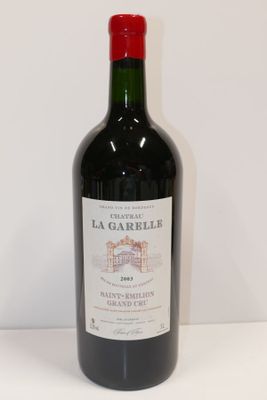 une bouteille de vin posée sur une table