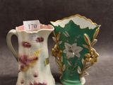 deux vases ornés de fleurs, placés l'un à côté de l'autre