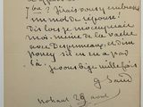 un gros plan d'un morceau de papier sur lequel on a écrit