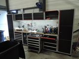 une photo d'un garage avec de nombreux outils posés sur le comptoir