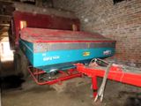 une boîte bleue posée sur un chariot rouge