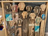 une photo d'une photo d'un présentoir de chevilles en bois