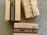 Trois cartons sont empilés les uns à côté des autres sur le sol.