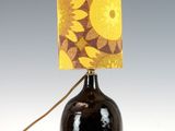 une lampe surmontée d'un abat-jour jaune