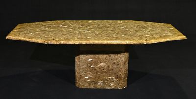 Table en marbre vert à plateau octogonal et piètement octogo…