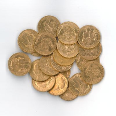 une pile de pièces d'or posée sur une surface blanche