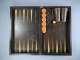 un plateau de backgammon contenant de nombreuses pions