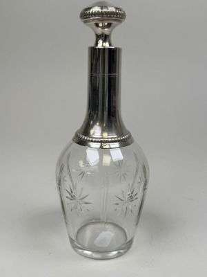 une image représentant une bouteille en verre avec un bouchon argenté