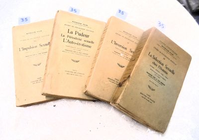 plusieurs vieux livres posés sur une table les uns à côté des autres