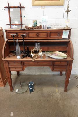 un bureau en bois surmonté d'un miroir