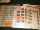 une photo d'un livre sur lequel sont collés plusieurs timbres