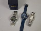 deux montres et un coffret à montres posés sur une table