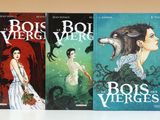 trois livres sont posés sur une table blanche