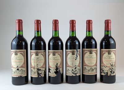 six bouteilles de vin sont alignées dans une rangée