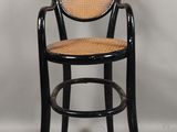 une image représentant une chaise noire avec une assise en osier sur fond blanc