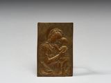 une plaque en bronze représentant une femme tenant un enfant dans ses bras