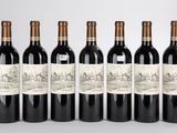 six bouteilles de vin rouge alignées