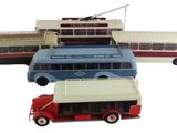 quatre petits bus et un camion sur fond blanc