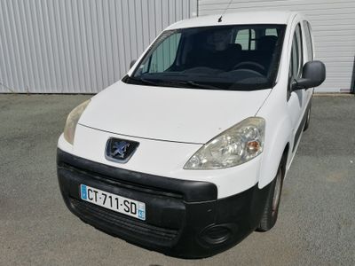 une petite camionnette blanche garée dans un parking